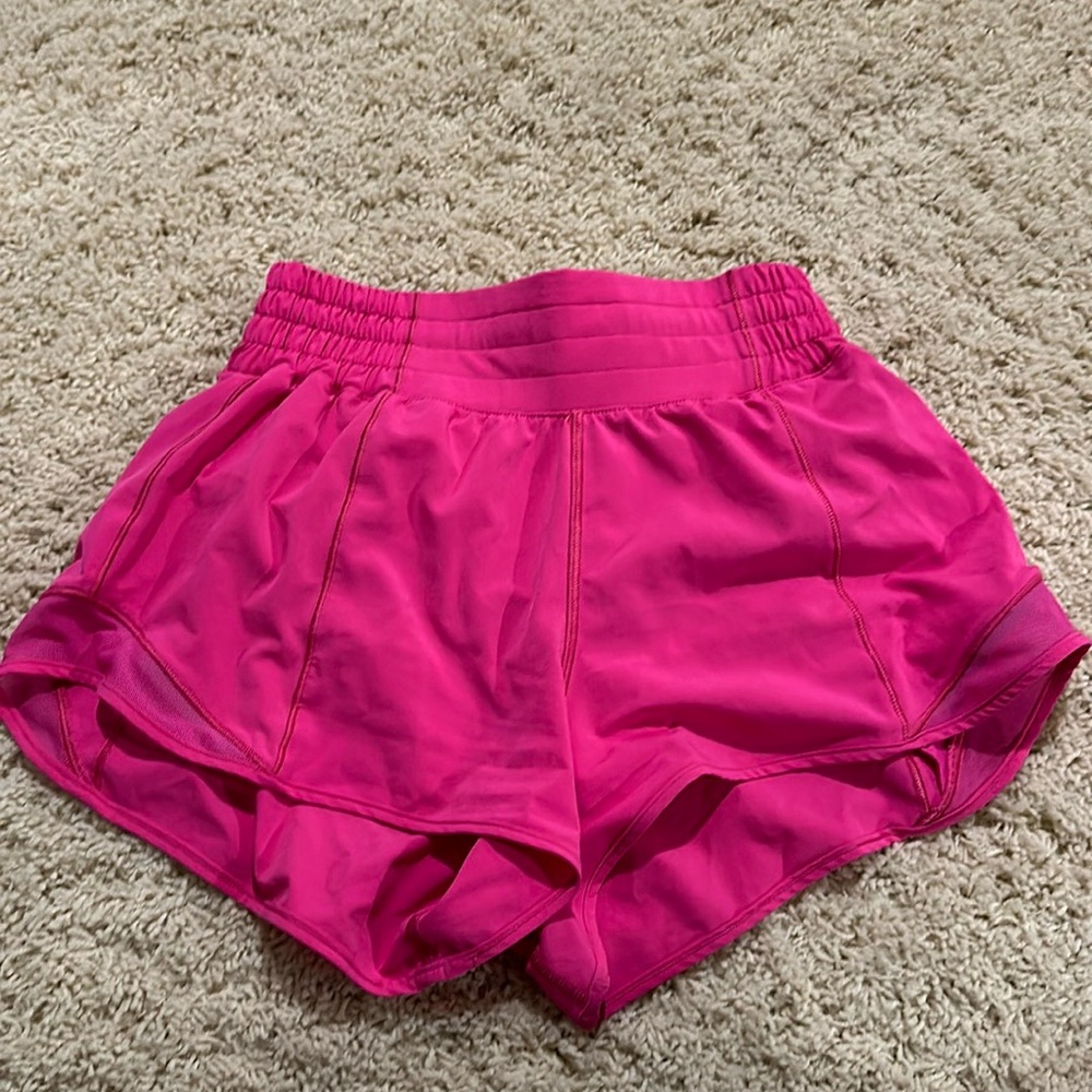 Lululemon sonic pink high rise 2.5” hotty hot shorts
